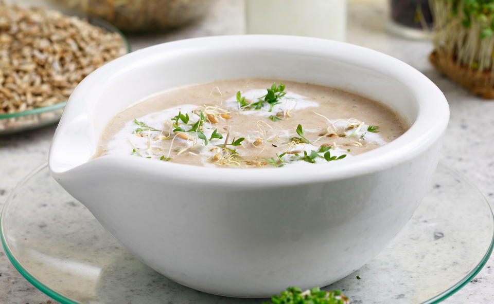 Roggenbrotsuppe mit Keimen und Buttermilch