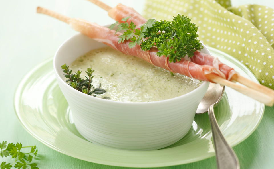 Schnelle Kräutersuppe mit Rohschinken-Grissini