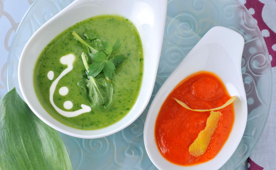 Kräuter-Spinat-Suppe mit rotem Dip