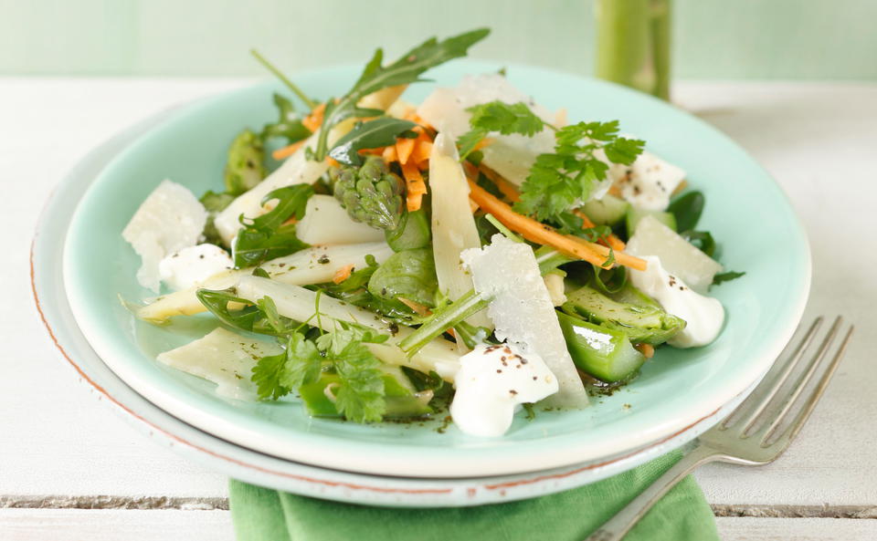 Spargelsalat mit Rucola, Kerbel und Parmesan