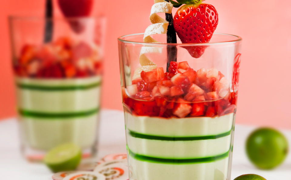 Caipirinha-Mousse mit Erdbeeren