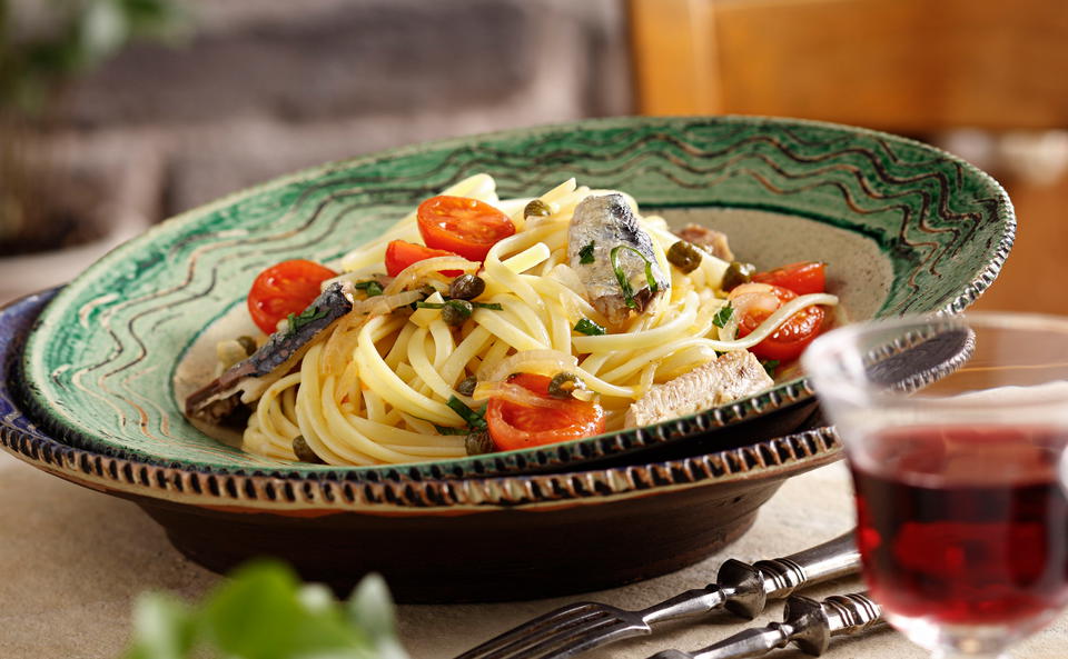 Linguine mit Paradeisern, Sardinen und Kapern