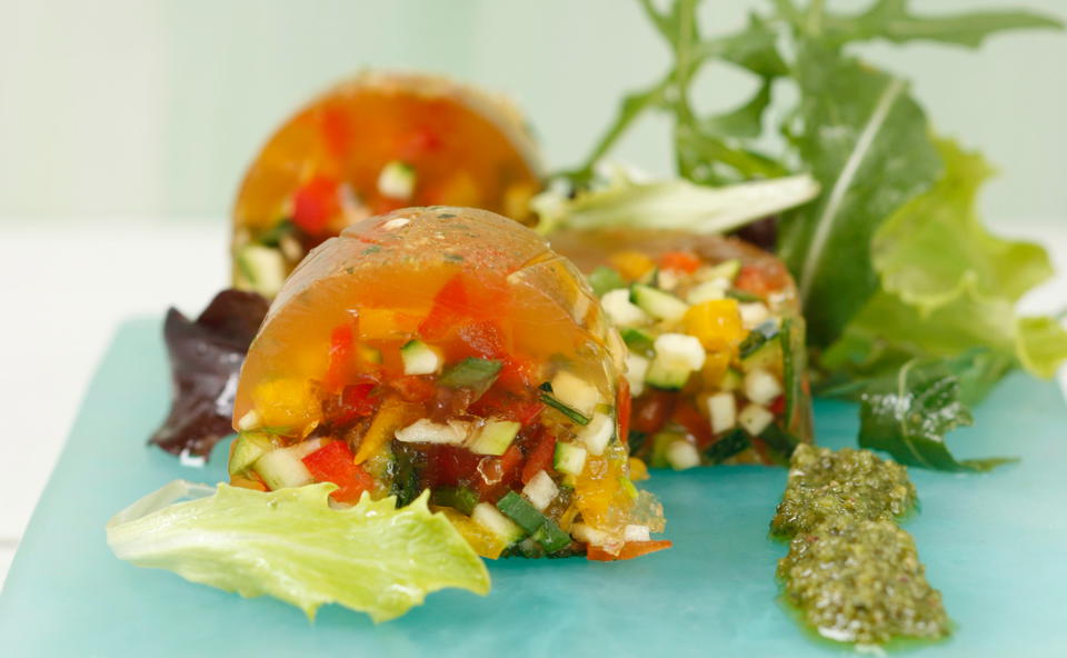 Gemüsesülzchen mit Pesto und Salat