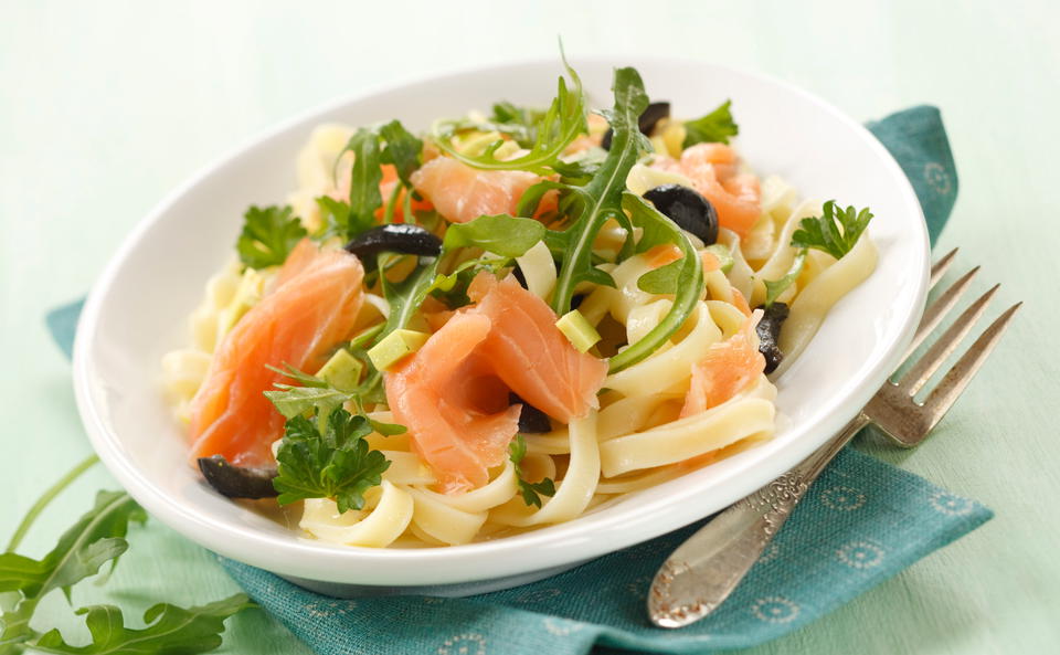 Tagliatelle mit Lachs und Avocado • Rezept • GUSTO.AT