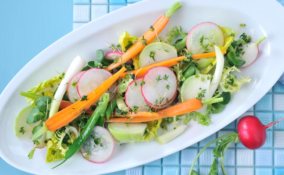 Salat von jungem Gemüse • Rezept • GUSTO.AT