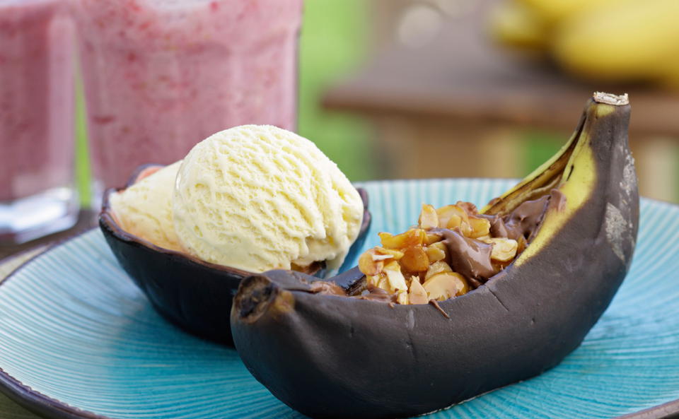 Gegrillte Nougat-Banane mit Himbeerdrink