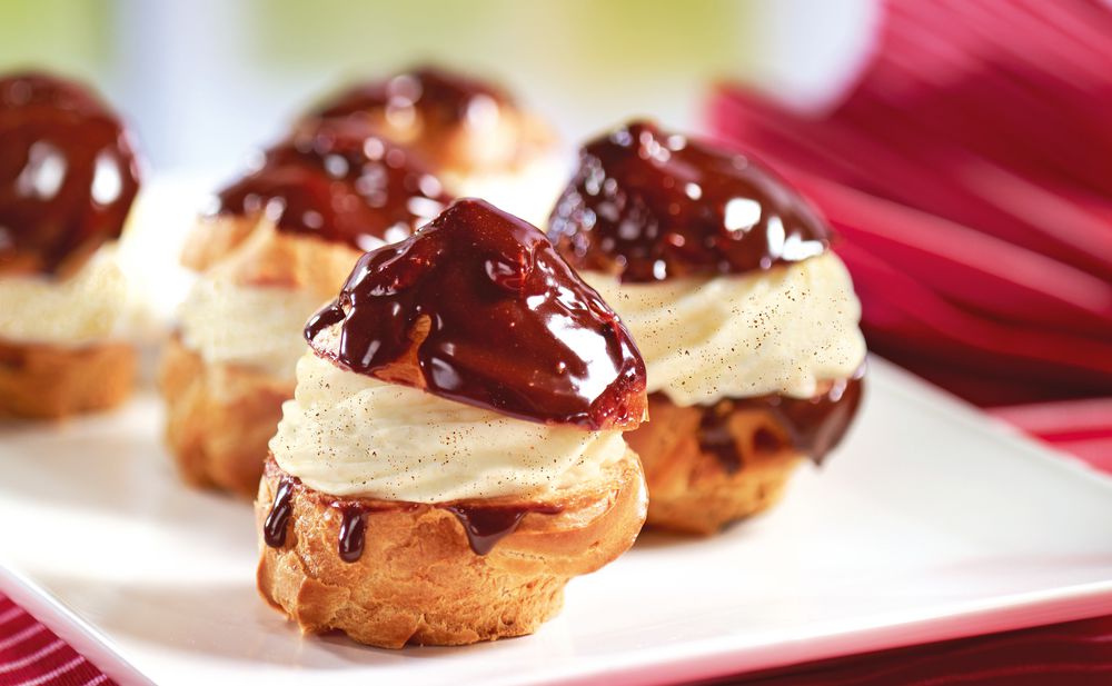Brandteig-Krapferl mit Vanillecreme und Schokoglasur • Rezept