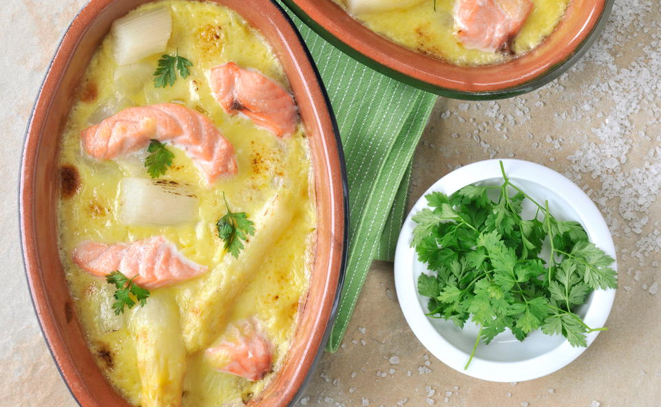 Gratin mit Lachsforelle, Spargel und Kerbel • Rezept • GUSTO.AT
