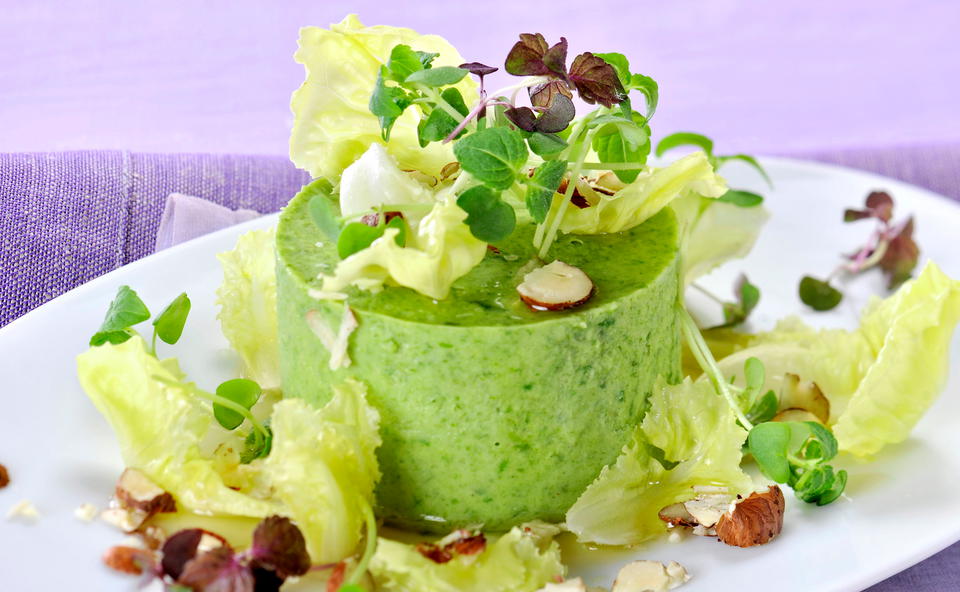 Salatmousse mit Salatherzen und Haselnüssen