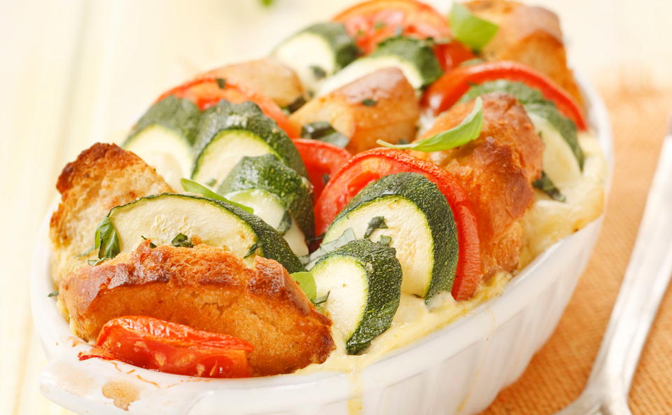 Brot-Gemüseauflauf mit Mozzarella