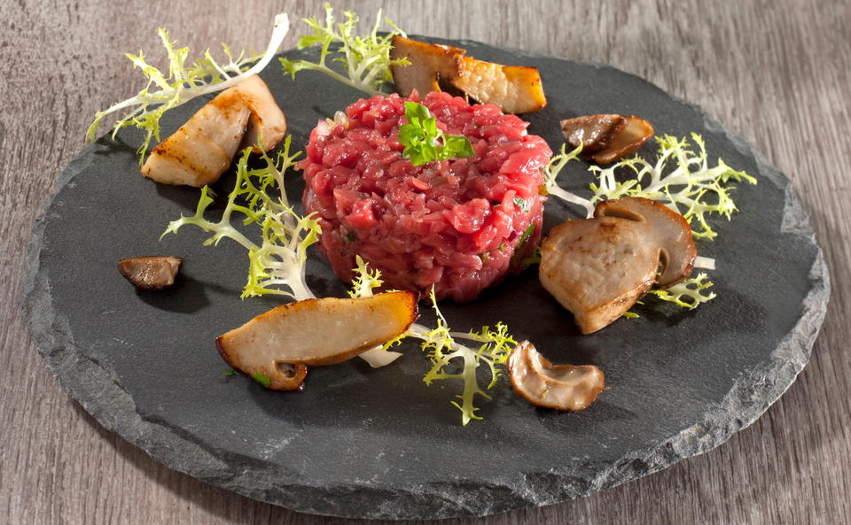 Beef Tatar mit gebratenen Steinpilzen