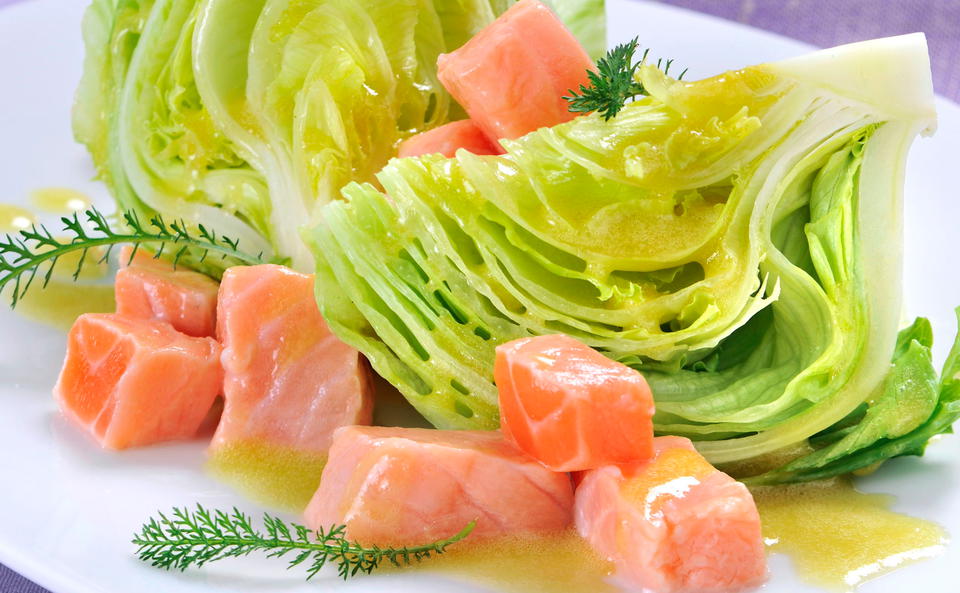 Eisbergsalat mit Lachs