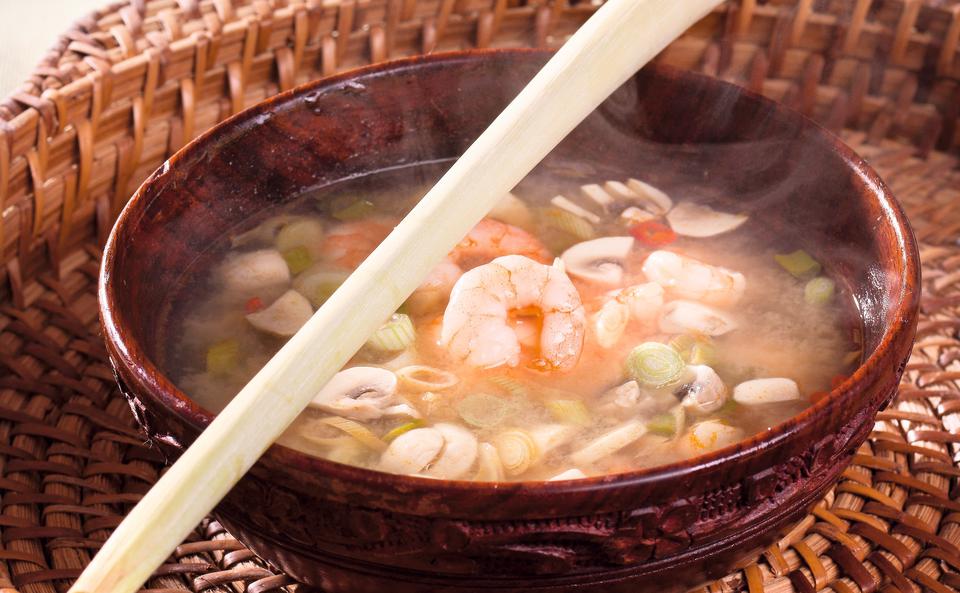 Scharfe Thai-Suppe mit Garnelen