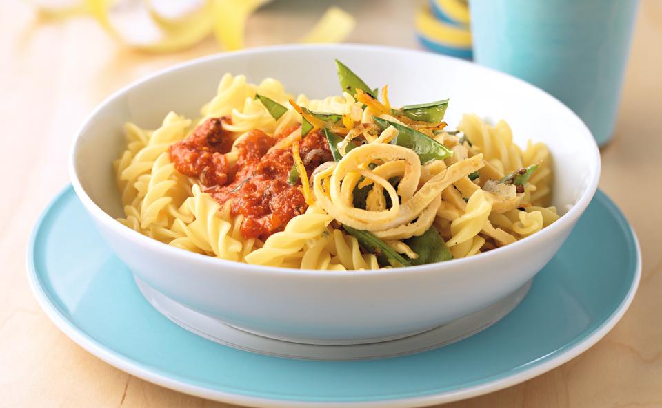 Schnelle Veggie-Pasta mit Eieromelettestreifen