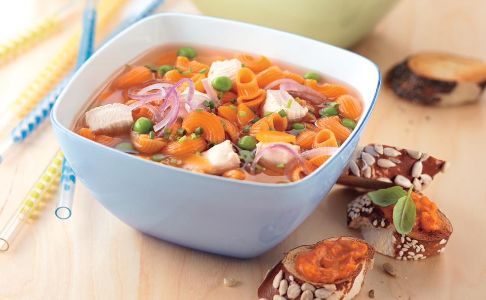 Schnelle Nudel-Suppe mit Huhn, Erbsen und Pesto-Brötchen
