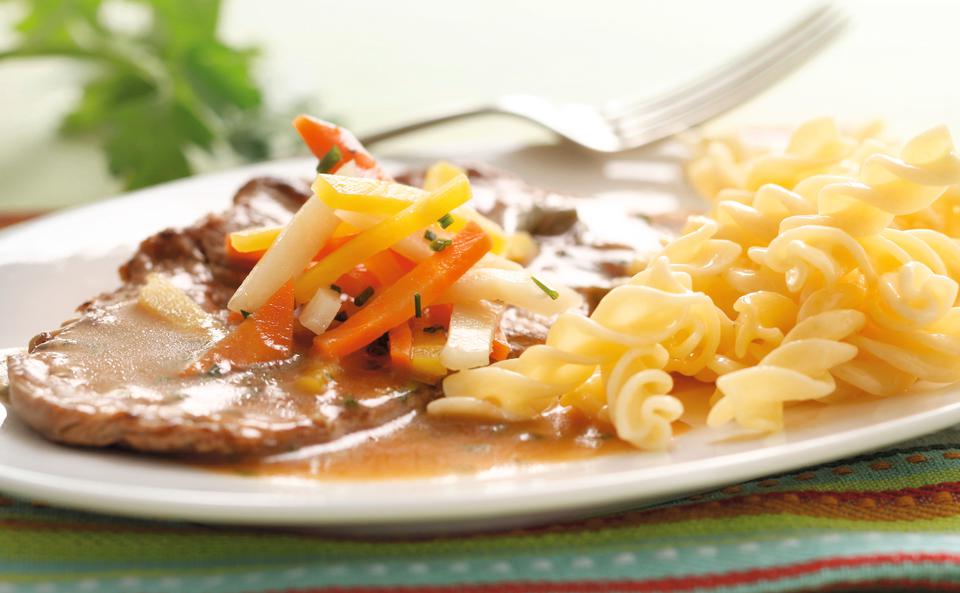 Rindschnitzel mit Wurzelgemüse • Rezept • GUSTO.AT