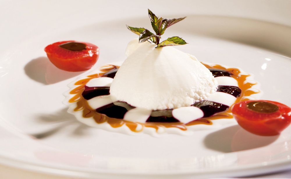 Panna cotta mit Zwetschken und zweierlei Saucen • Rezept • GUSTO.AT