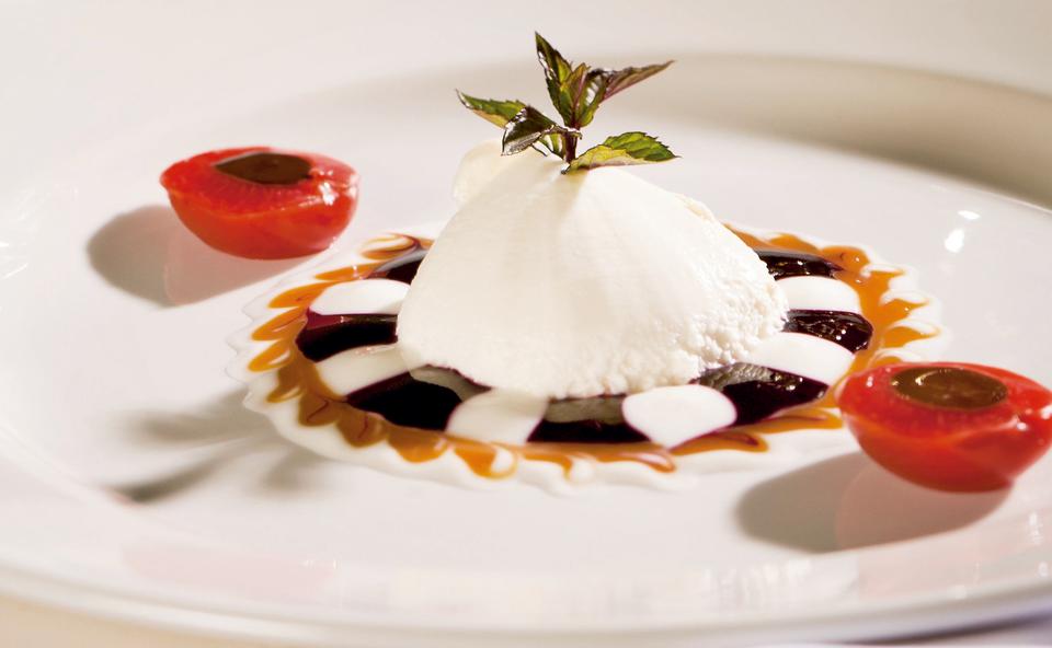 Panna cotta mit Zwetschken und zweierlei Saucen • Rezept • GUSTO.AT