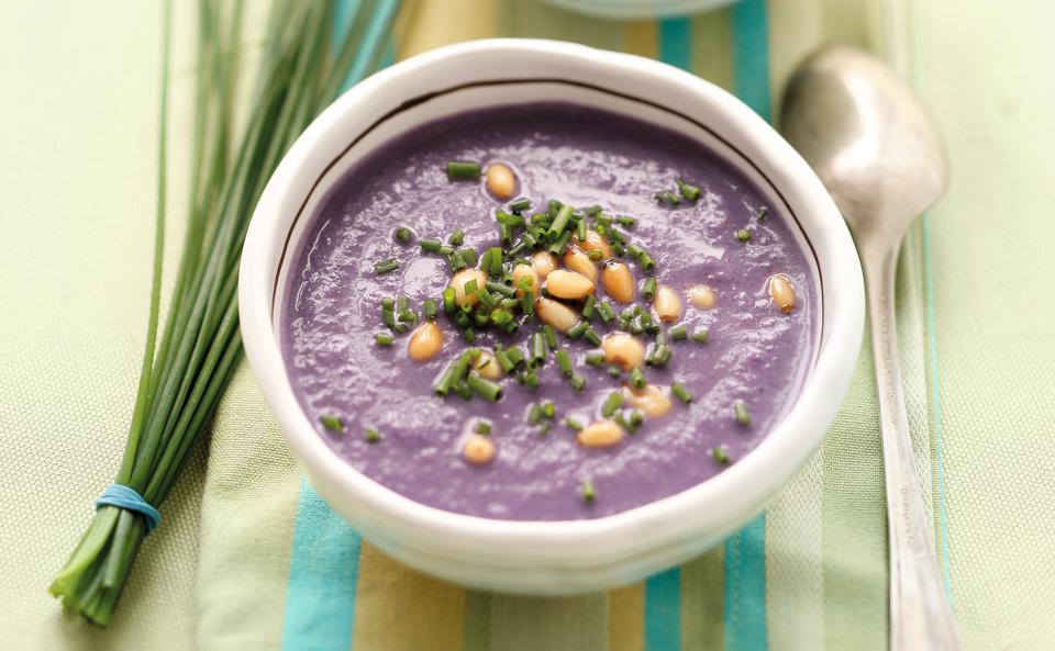 Rotkrautsuppe mit Pinienkernen