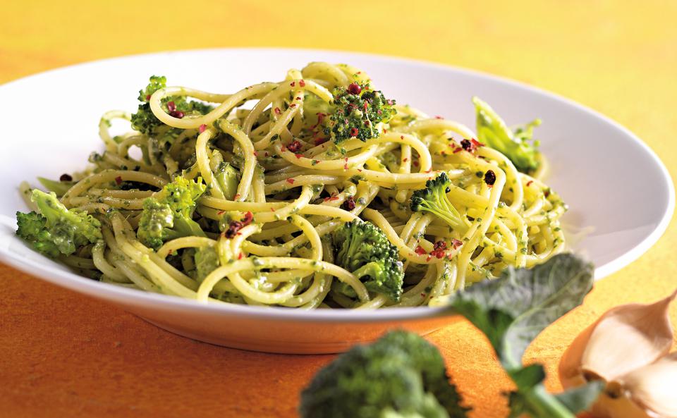 Brokkoli-Spaghetti mit Petersil-Gorgonzola-Pesto