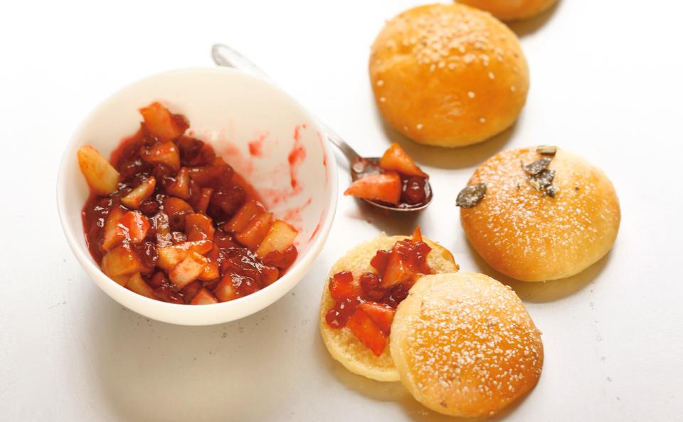 Brioche-Weckerl mit Preiselbeeren und Birnen • Rezept • GUSTO.AT
