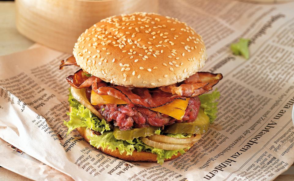 Beef-Tatar-Burger mit crispy Speck