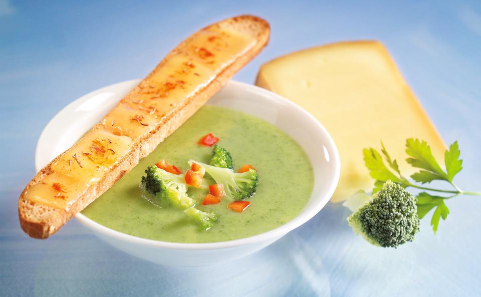Brokkolicremesuppe mit Käsecroûtons