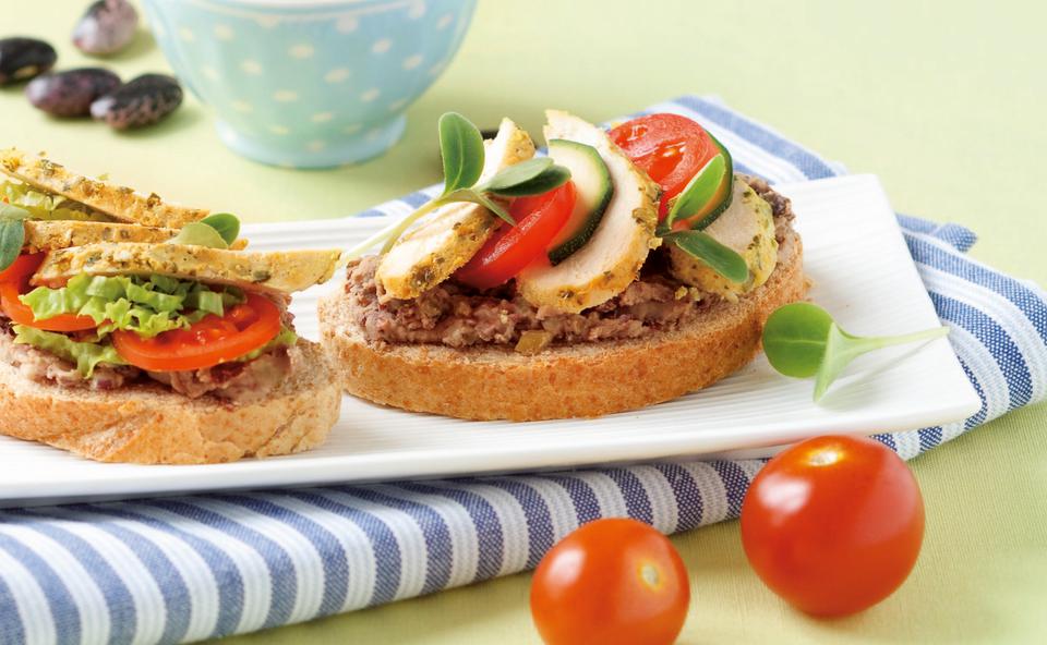 Brötchen mit Käferbohnen-Creme und Huhn