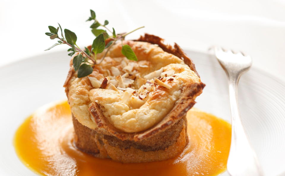 Hühnersoufflé in der Brotkruste mit Kürbissauce • Rezept • GUSTO.AT