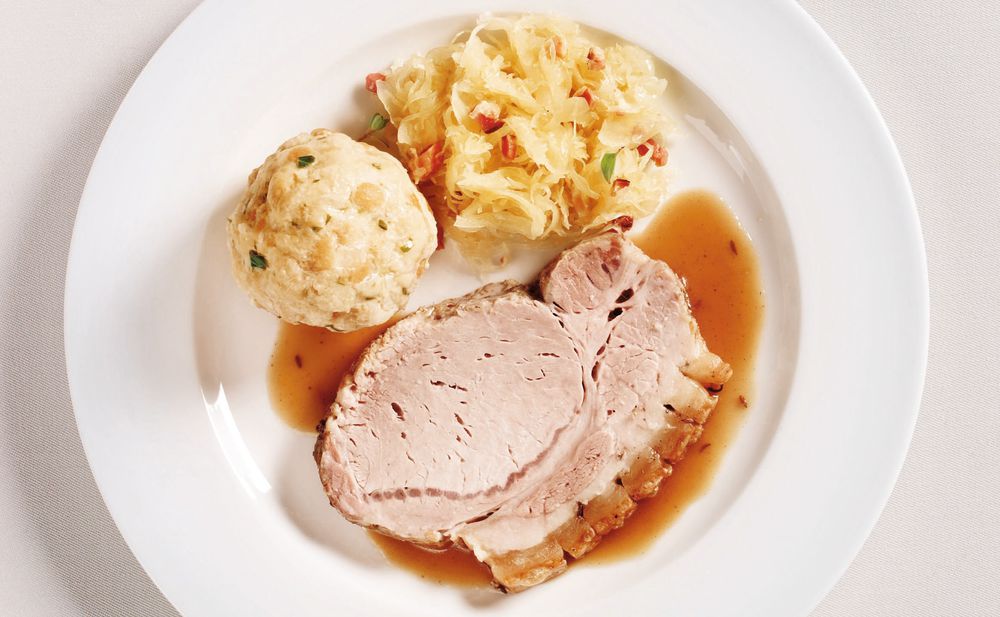 Schweinsbraten mit Semmelknödeln und Biersaft • Rezept • GUSTO.AT