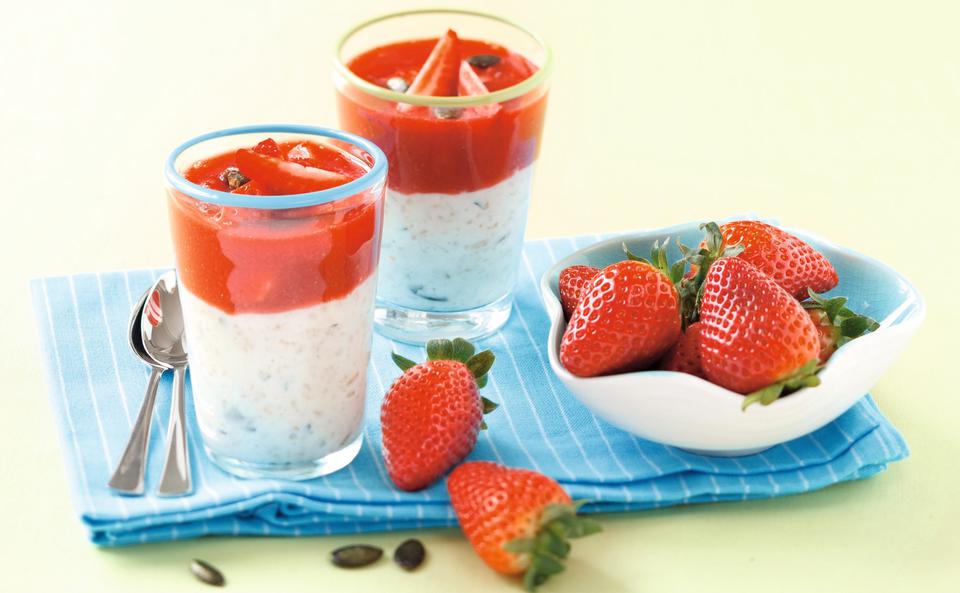 Joghurt-Porridge mit Erdbeersauce