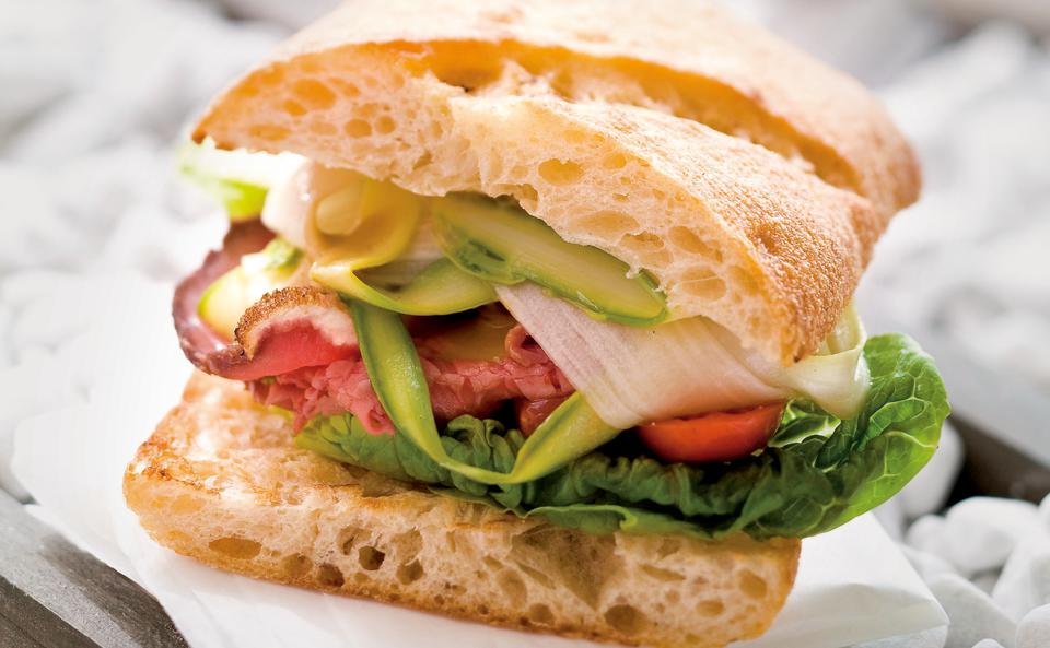 Sandwich deluxe mit Roastbeef und Spargel