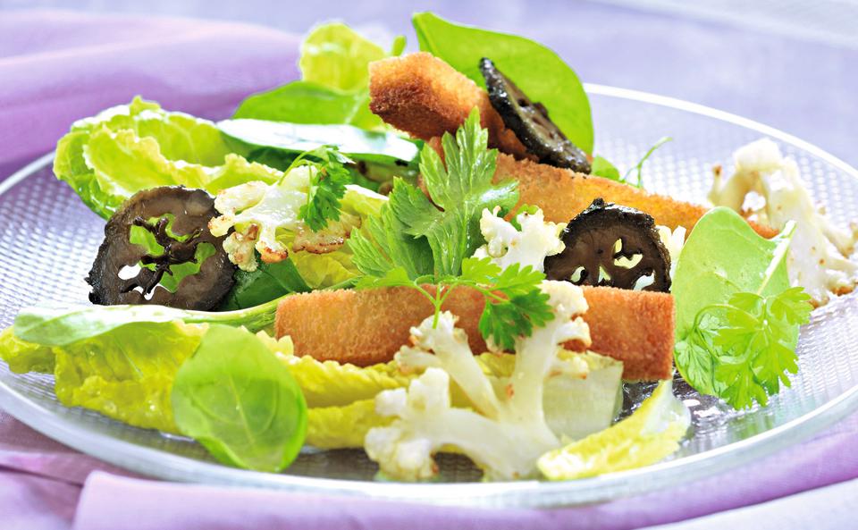 Blattsalat mit Karfiol und schwarzen Nüssen