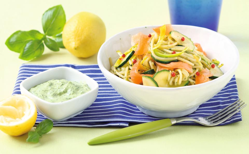 Spaghetti mit Lachs, Zucchini, Lauch und Pesto