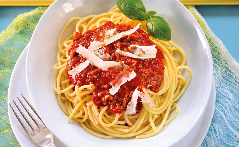 Spaghetti mit Fleischsauce, Basilikum und Parmesan