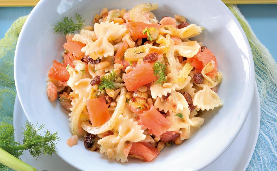 Farfalle mit Lachs, Fenchel und Pignoli • Rezept • GUSTO.AT