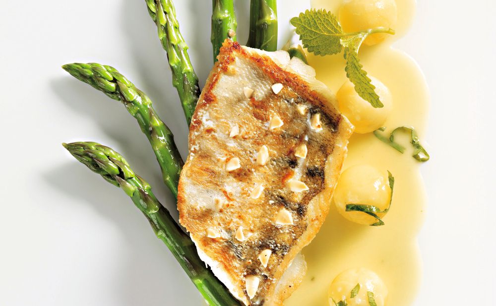 Zanderfilet mit Mandeln und Erdäpfel-Spargelgemüse • Rezept • GUSTO.AT