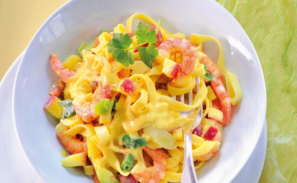 Tagliatelle mit Currysauce, Garnelen und Äpfeln