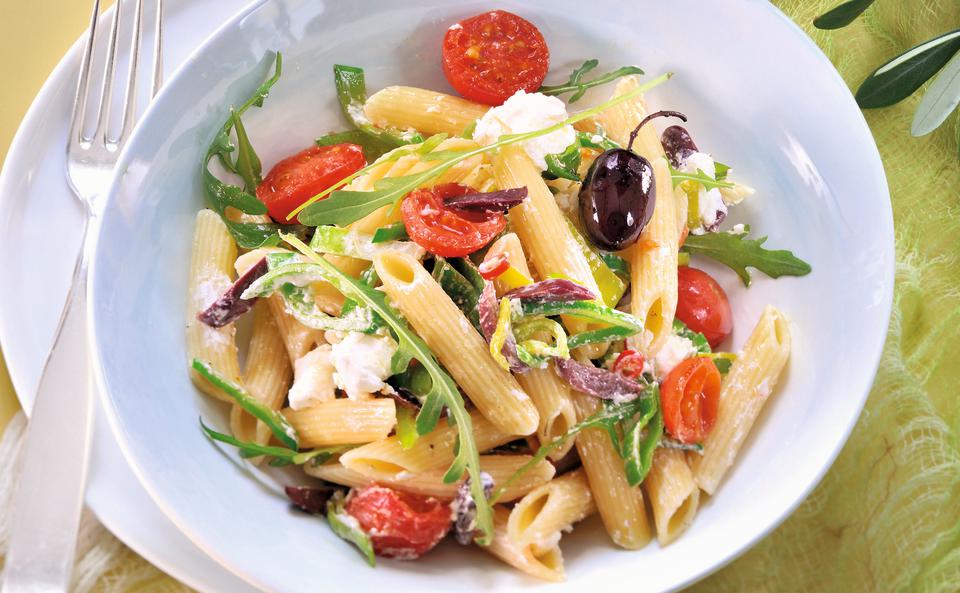 Penne mit Ziegenkäse, Rucola und Oliven