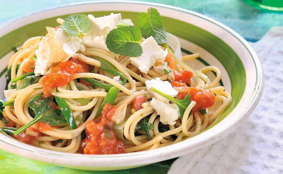 Spaghetti mit Paradeisern, Spinat und Schafkäse