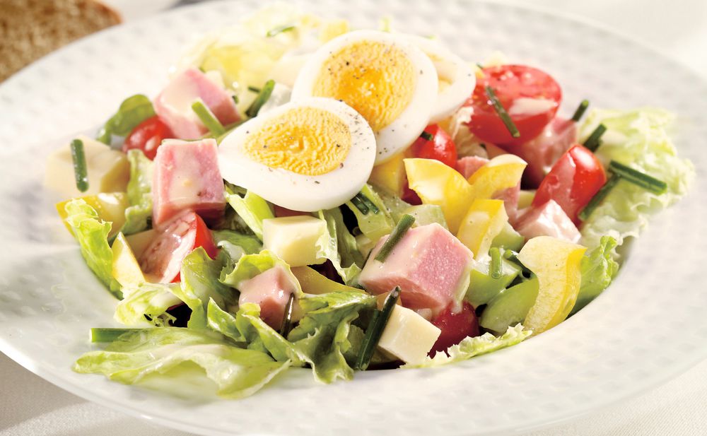 Chefsalat mit Schinken und Käse • Rezept • GUSTO.AT