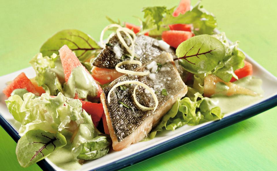 Salat mit Lachsforelle, Melonen und Kräuterdressing • Rezept