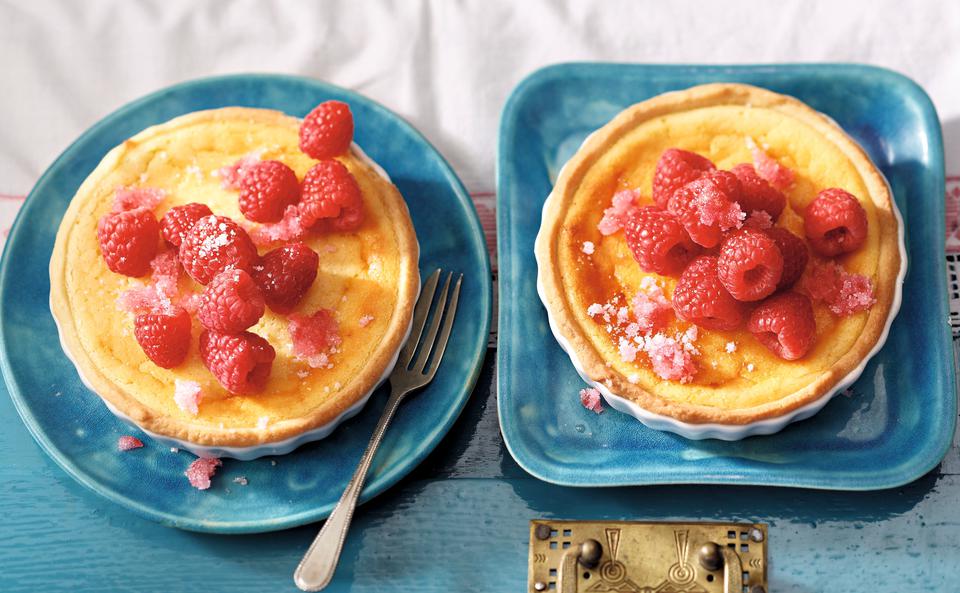 Holunder-Topfentörtchen mit Himbeeren