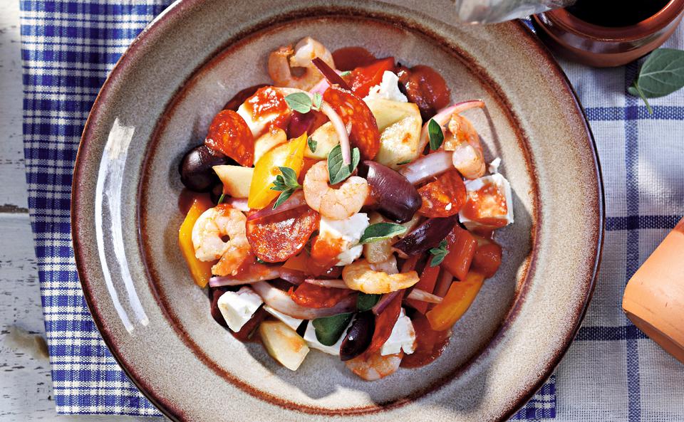 Griechischer Salat mit Garnelen und Chorizo