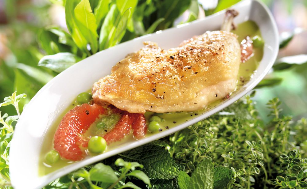 Knusprige Hühnerkeule mit Grapefruits und Erbsen • Rezept • GUSTO.AT