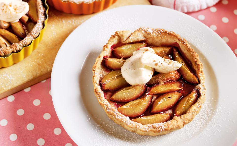 Zwetschken-Tartes mit Obers-Joghurtcreme