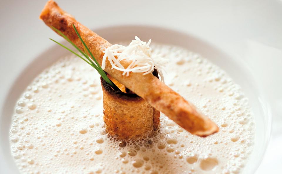 Krensuppe mit Brotröllchen und Crostini