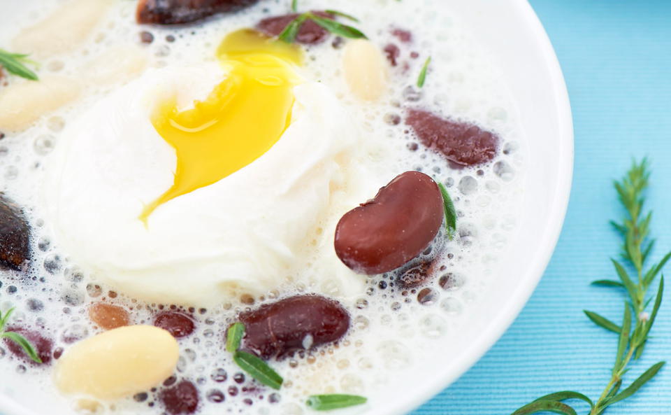 Sauermilch-Bohnensuppe mit pochiertem Ei