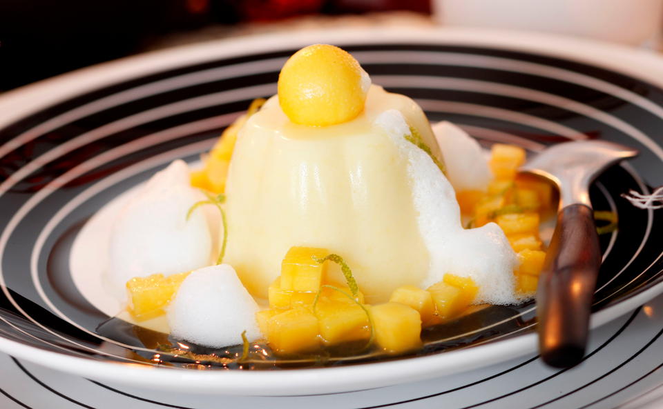 Mangopudding mit Lycheeschaum