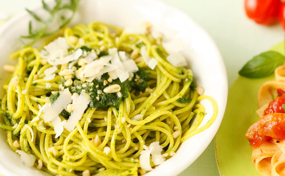 Spaghetti mit Zitrus-Kräuterpesto • Rezept • GUSTO.AT